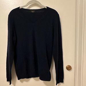 GUC navy cashmere sweater size M by Charter Club for Macy’s.